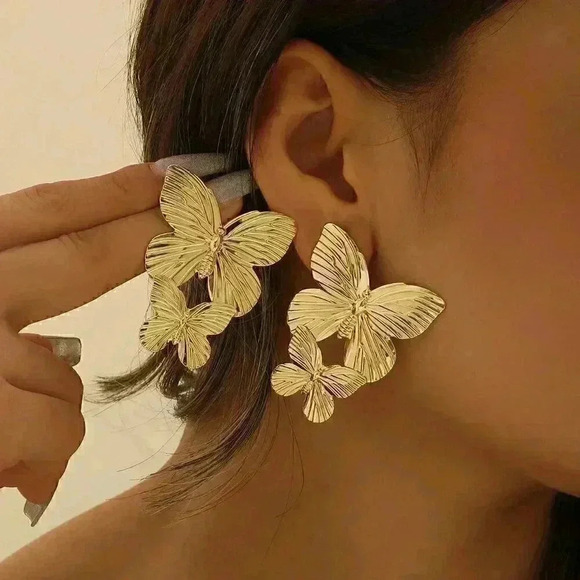 Women's Gold toned Butterfly Stud Earrings - Picture 5 of 6